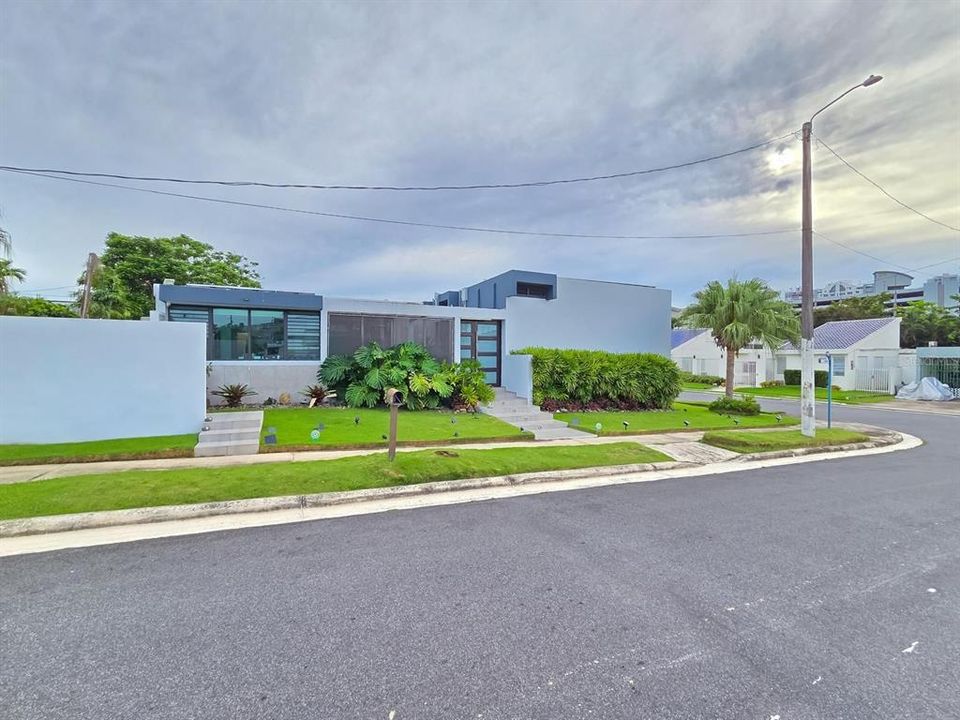 Под контрактом: $895,000 (3 спален, 3 ванн, 2265 Квадратных фут)