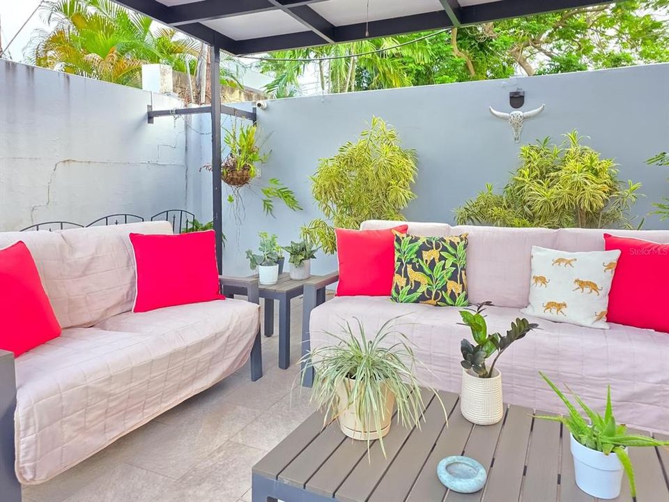 Под контрактом: $895,000 (3 спален, 3 ванн, 2265 Квадратных фут)