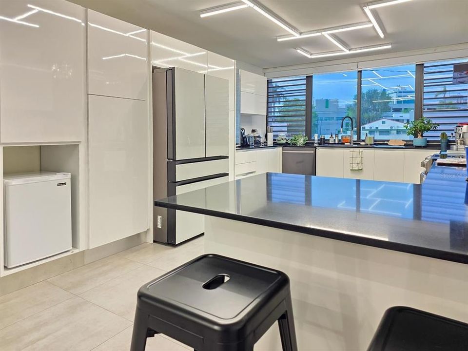 Под контрактом: $895,000 (3 спален, 3 ванн, 2265 Квадратных фут)