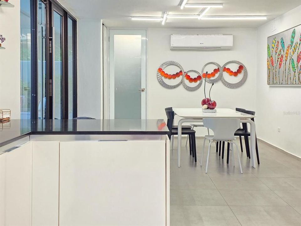 Под контрактом: $895,000 (3 спален, 3 ванн, 2265 Квадратных фут)