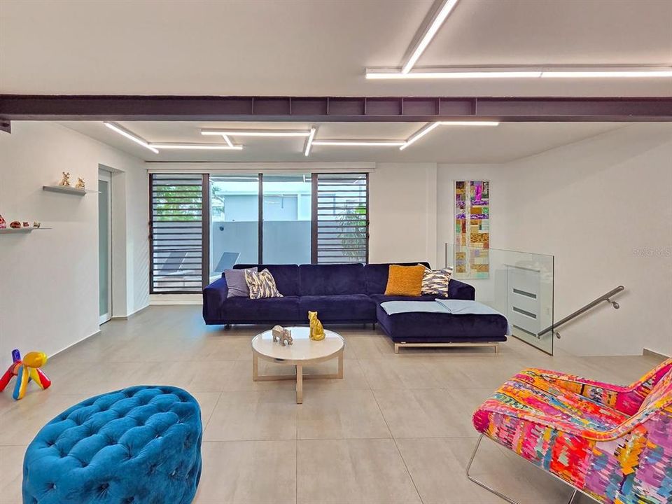 Под контрактом: $895,000 (3 спален, 3 ванн, 2265 Квадратных фут)