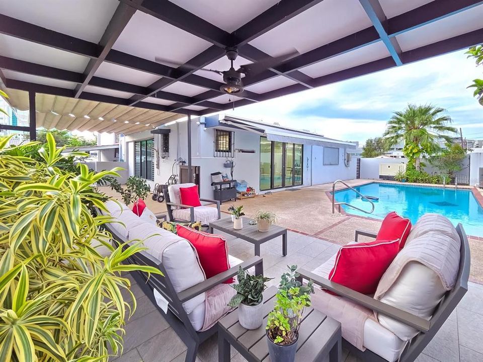 Под контрактом: $895,000 (3 спален, 3 ванн, 2265 Квадратных фут)