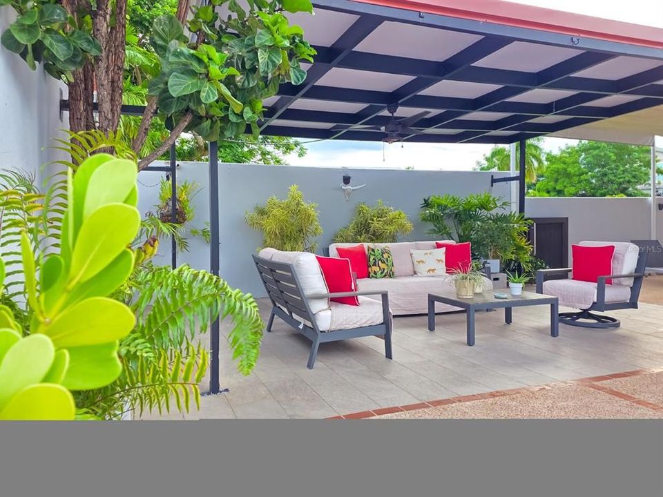 Под контрактом: $895,000 (3 спален, 3 ванн, 2265 Квадратных фут)