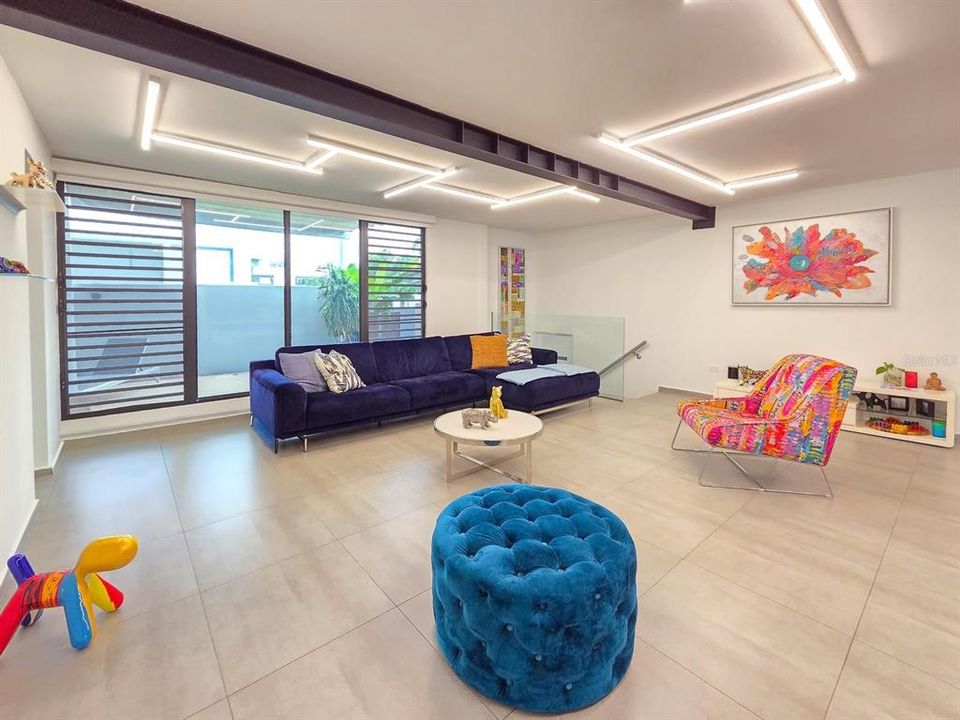 Под контрактом: $895,000 (3 спален, 3 ванн, 2265 Квадратных фут)