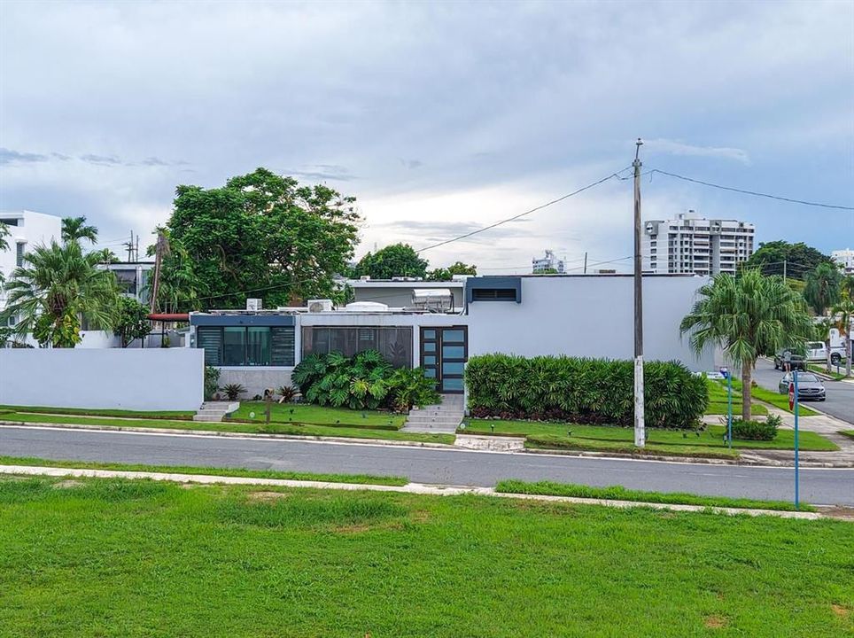 Под контрактом: $895,000 (3 спален, 3 ванн, 2265 Квадратных фут)