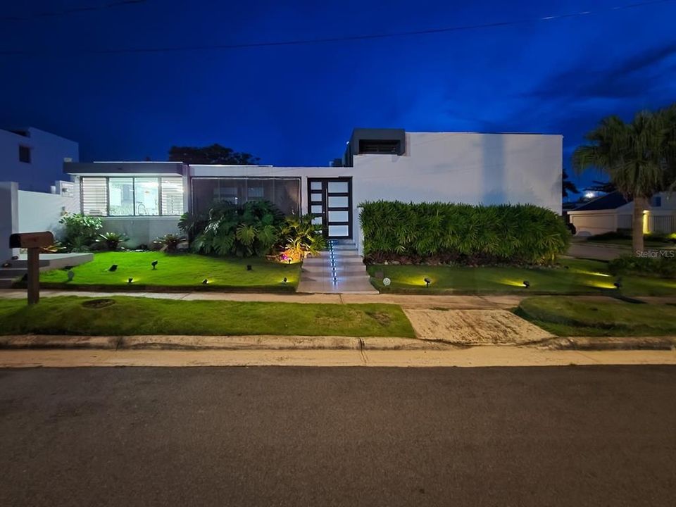 Под контрактом: $895,000 (3 спален, 3 ванн, 2265 Квадратных фут)