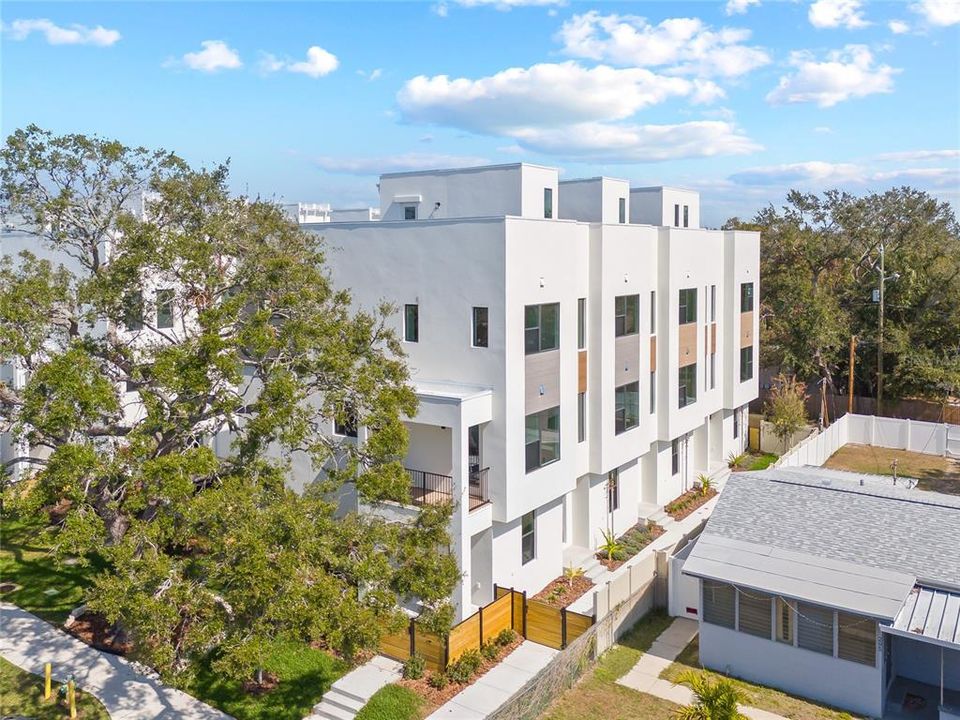 For Sale: $824,900 (3 beds, 3 baths, 2077 Square Feet)