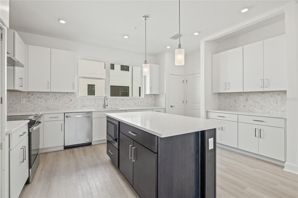 For Sale: $824,900 (3 beds, 3 baths, 2077 Square Feet)