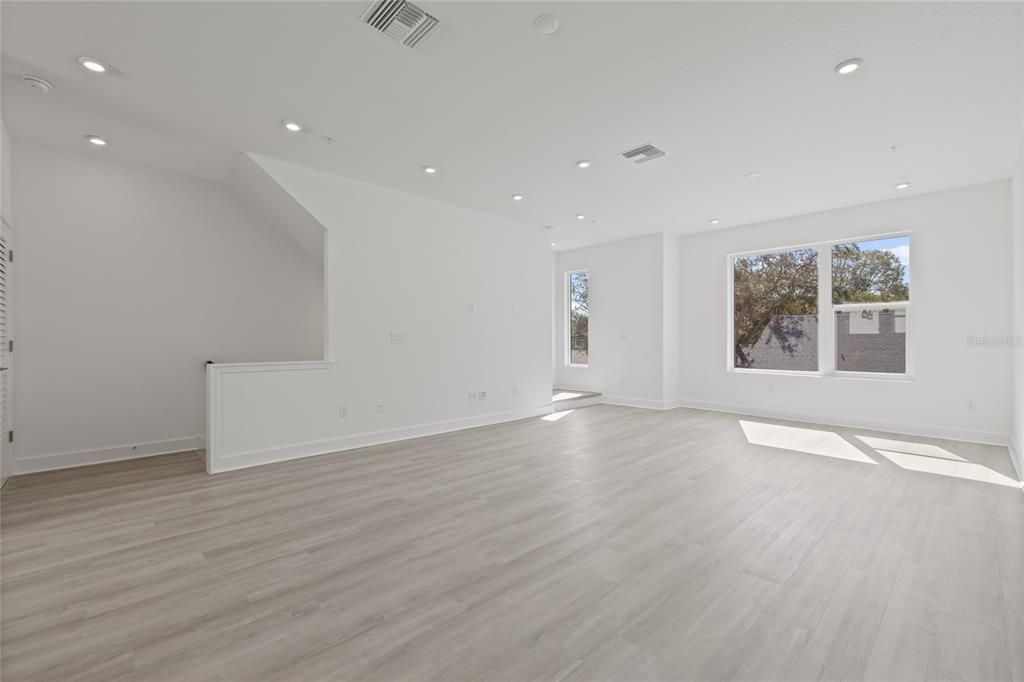 For Sale: $824,900 (3 beds, 3 baths, 2077 Square Feet)