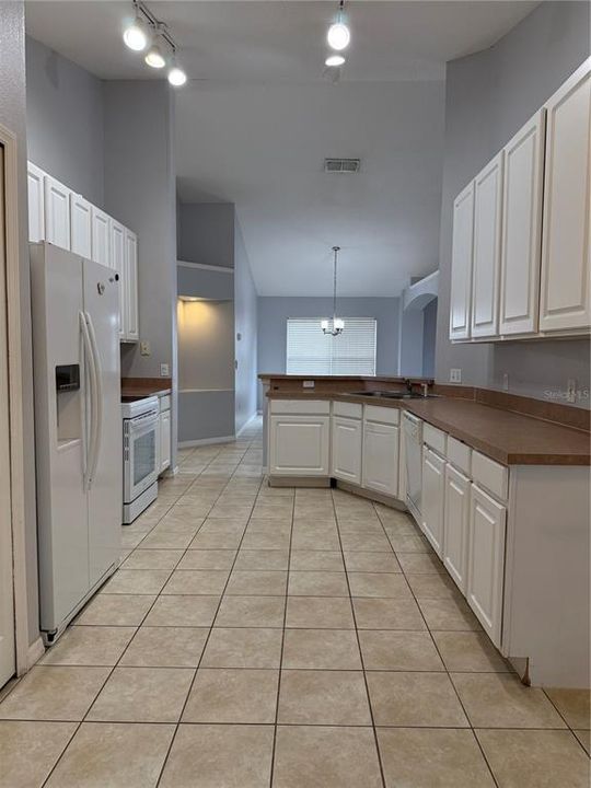 For Rent: $2,250 (4 beds, 2 baths, 1776 Square Feet)