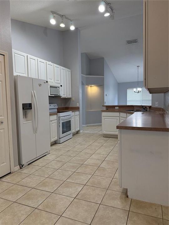 For Rent: $2,250 (4 beds, 2 baths, 1776 Square Feet)