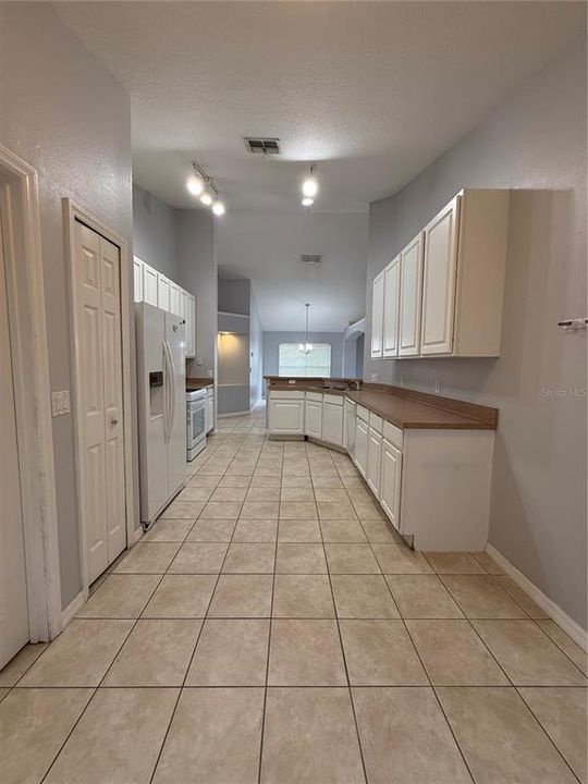 For Rent: $2,250 (4 beds, 2 baths, 1776 Square Feet)