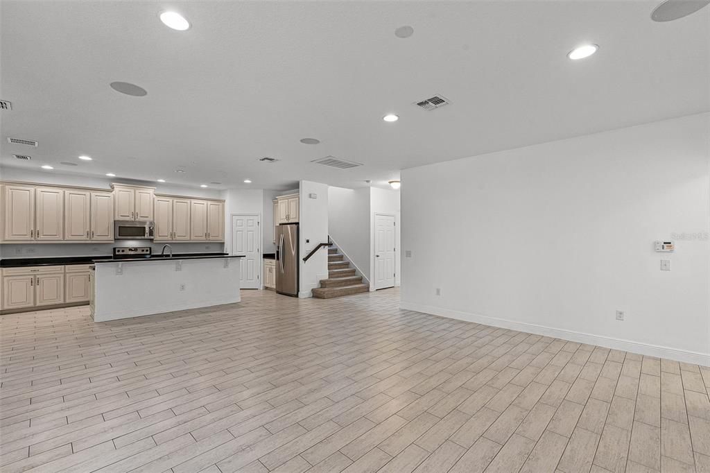 出租: $4,700 (4 贝兹, 3 浴室, 3407 平方英尺)