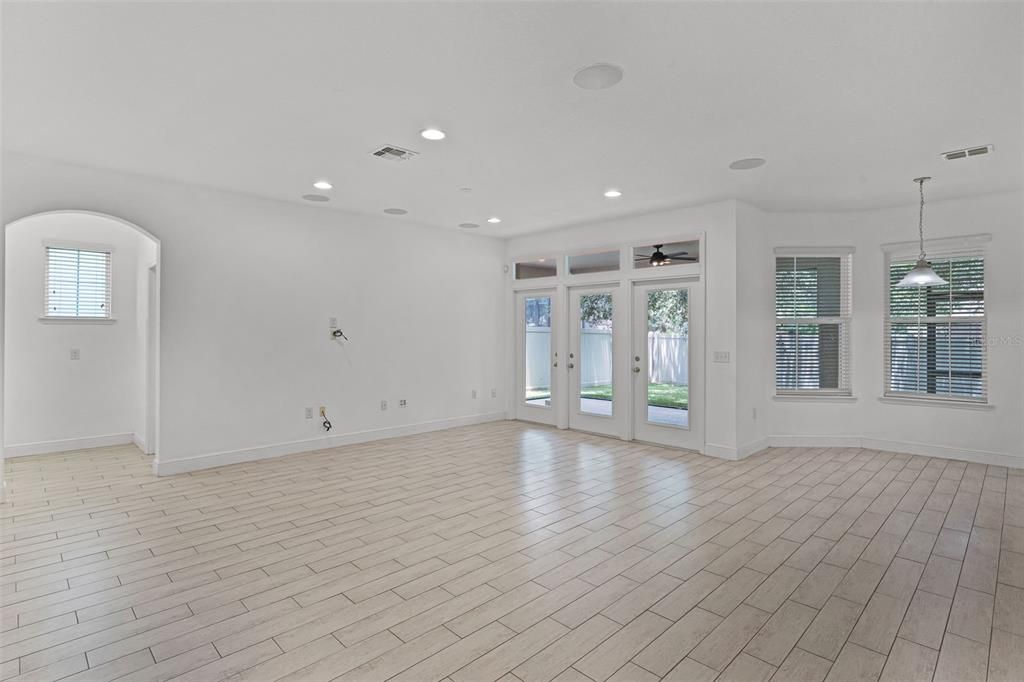 出租: $4,700 (4 贝兹, 3 浴室, 3407 平方英尺)