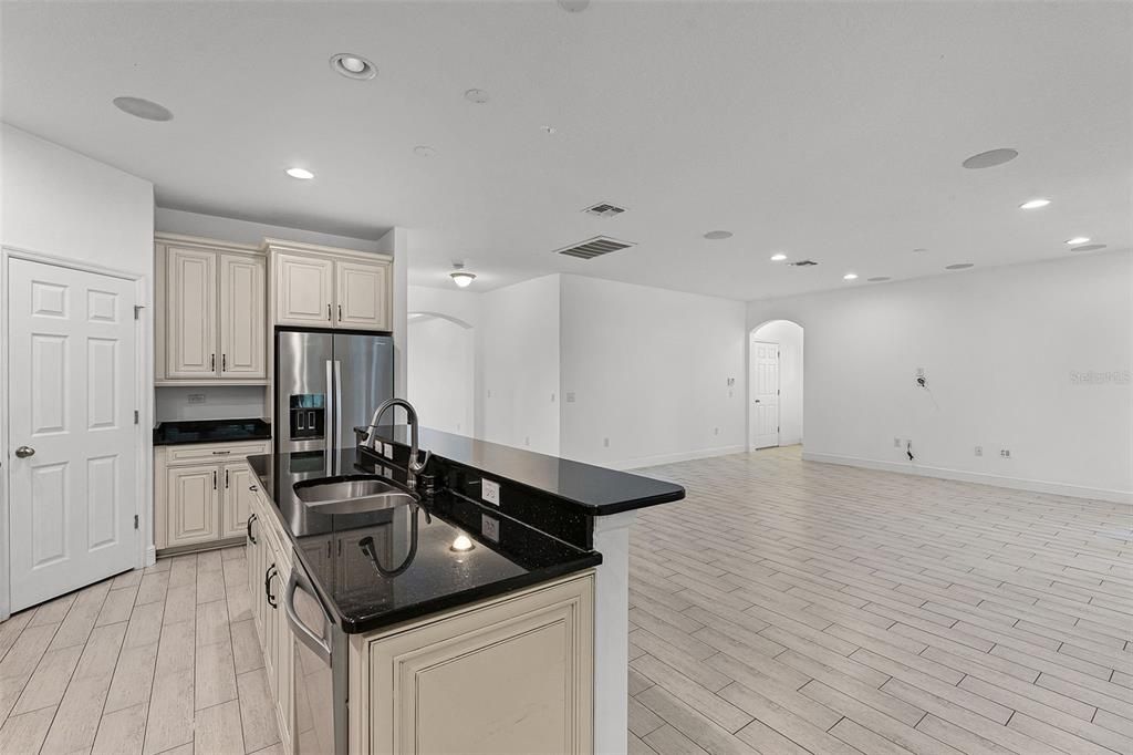 出租: $4,700 (4 贝兹, 3 浴室, 3407 平方英尺)