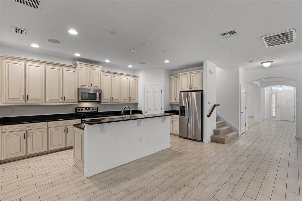 出租: $4,700 (4 贝兹, 3 浴室, 3407 平方英尺)