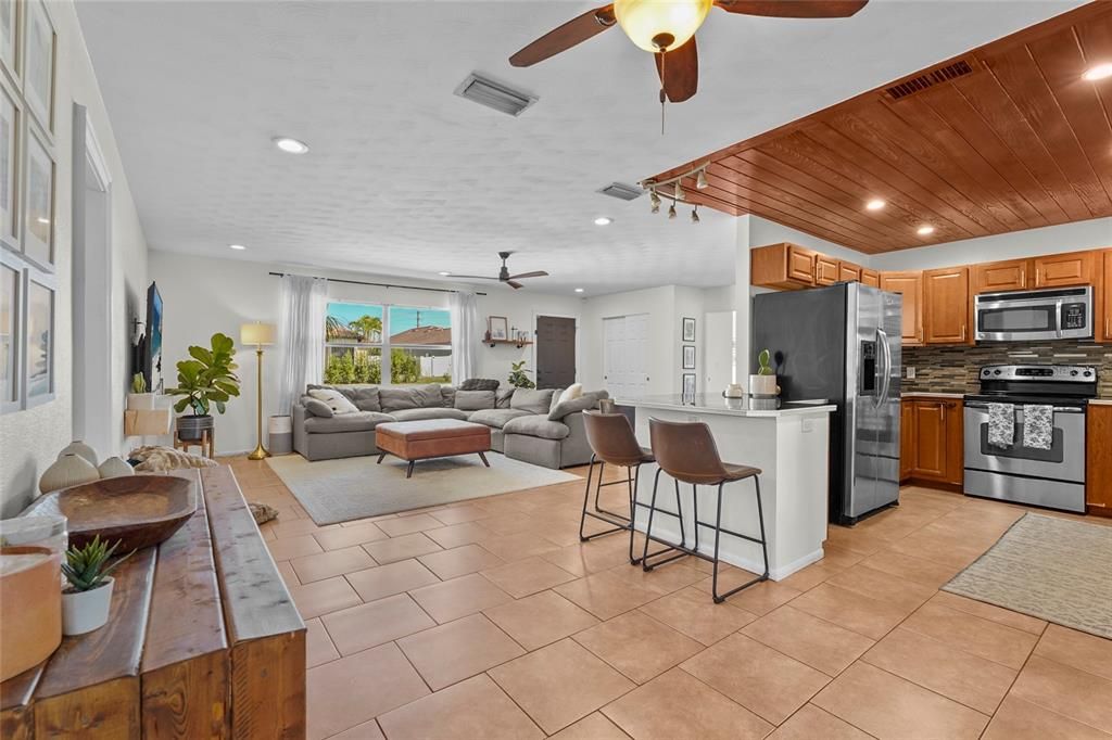 合同活跃: $432,000 (3 贝兹, 2 浴室, 1553 平方英尺)