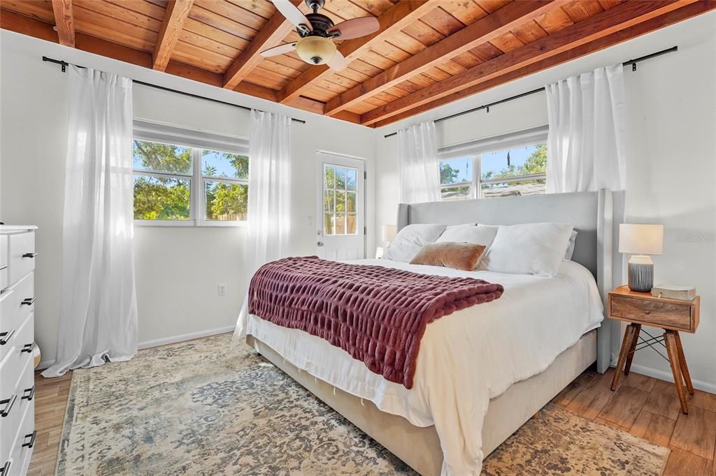 合同活跃: $432,000 (3 贝兹, 2 浴室, 1553 平方英尺)