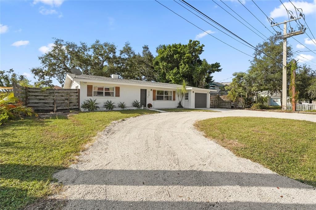 合同活跃: $432,000 (3 贝兹, 2 浴室, 1553 平方英尺)