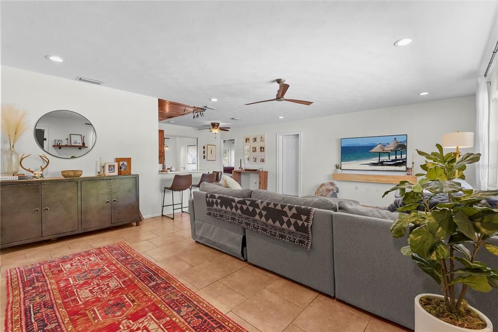 合同活跃: $432,000 (3 贝兹, 2 浴室, 1553 平方英尺)