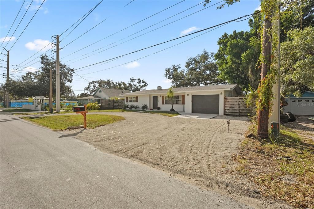 合同活跃: $432,000 (3 贝兹, 2 浴室, 1553 平方英尺)