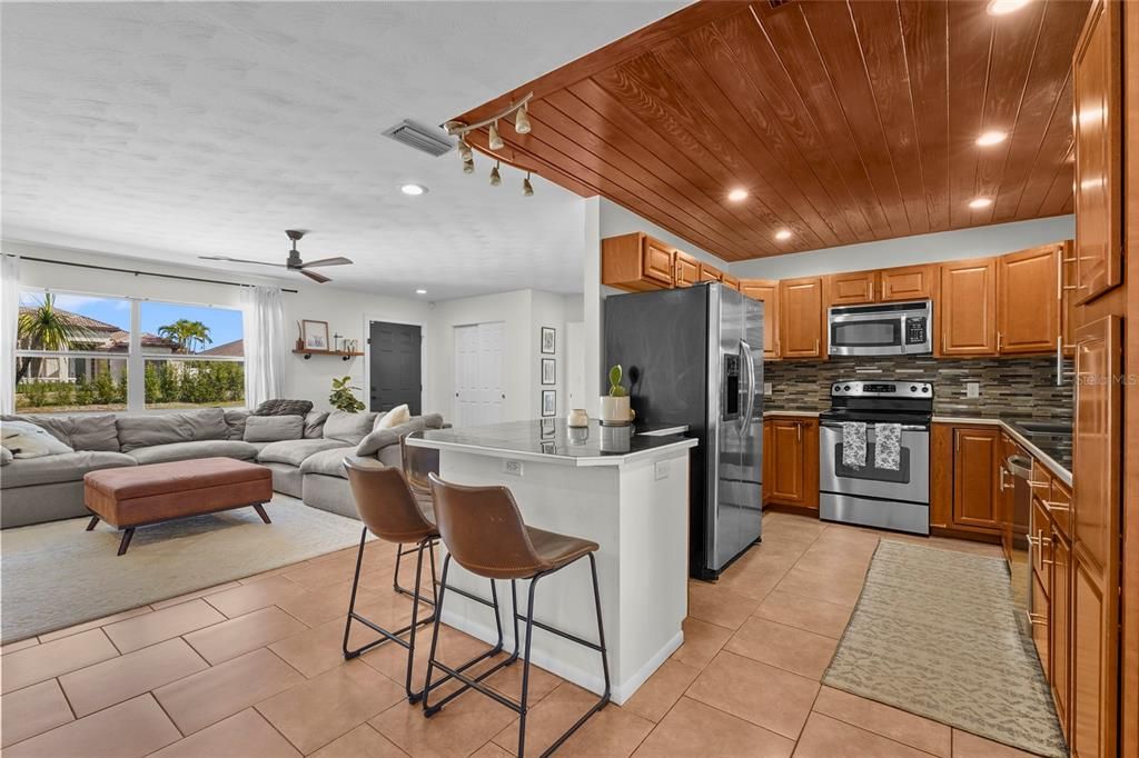 合同活跃: $432,000 (3 贝兹, 2 浴室, 1553 平方英尺)