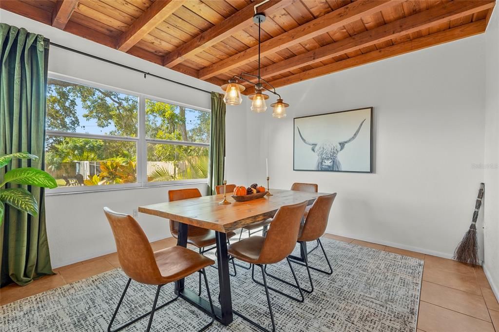 合同活跃: $432,000 (3 贝兹, 2 浴室, 1553 平方英尺)