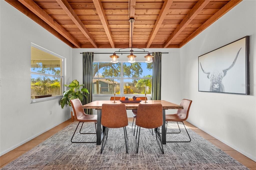 合同活跃: $432,000 (3 贝兹, 2 浴室, 1553 平方英尺)