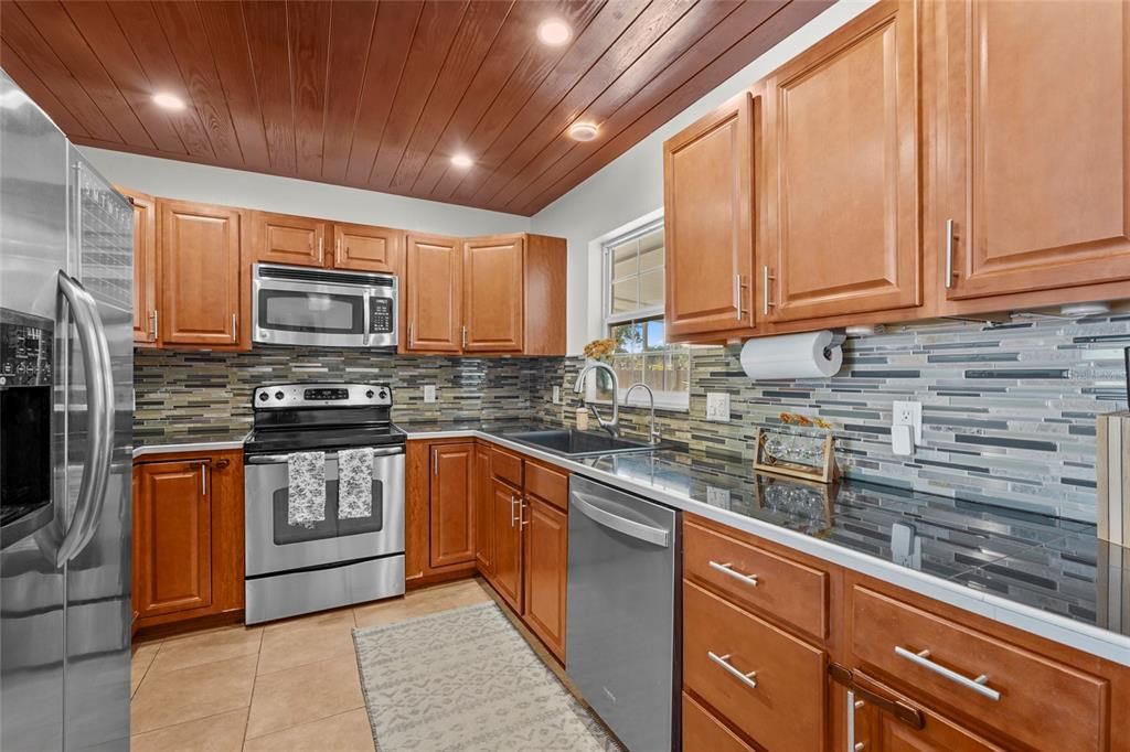 合同活跃: $432,000 (3 贝兹, 2 浴室, 1553 平方英尺)