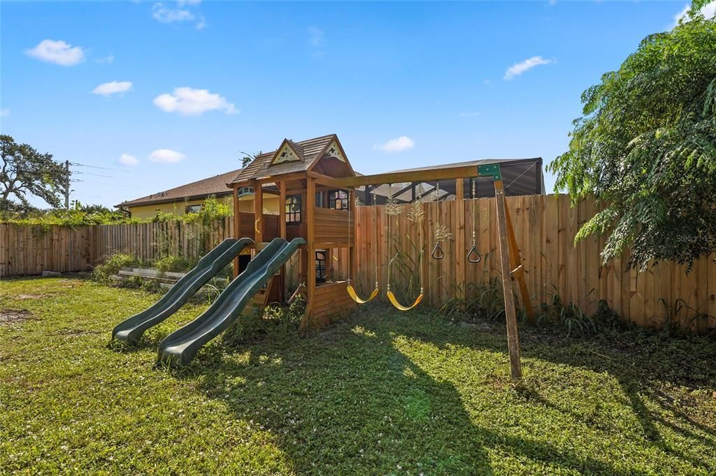 合同活跃: $432,000 (3 贝兹, 2 浴室, 1553 平方英尺)