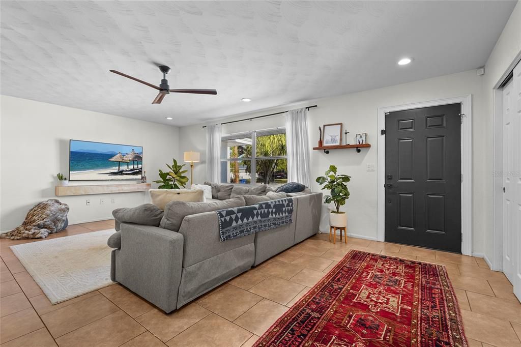 合同活跃: $432,000 (3 贝兹, 2 浴室, 1553 平方英尺)