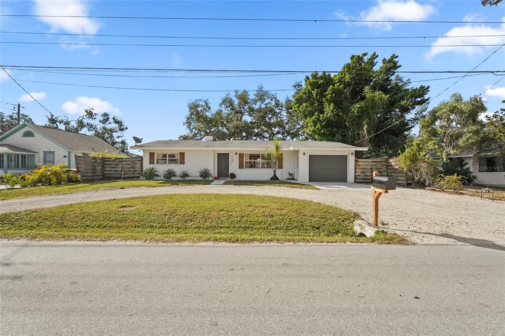 合同活跃: $432,000 (3 贝兹, 2 浴室, 1553 平方英尺)