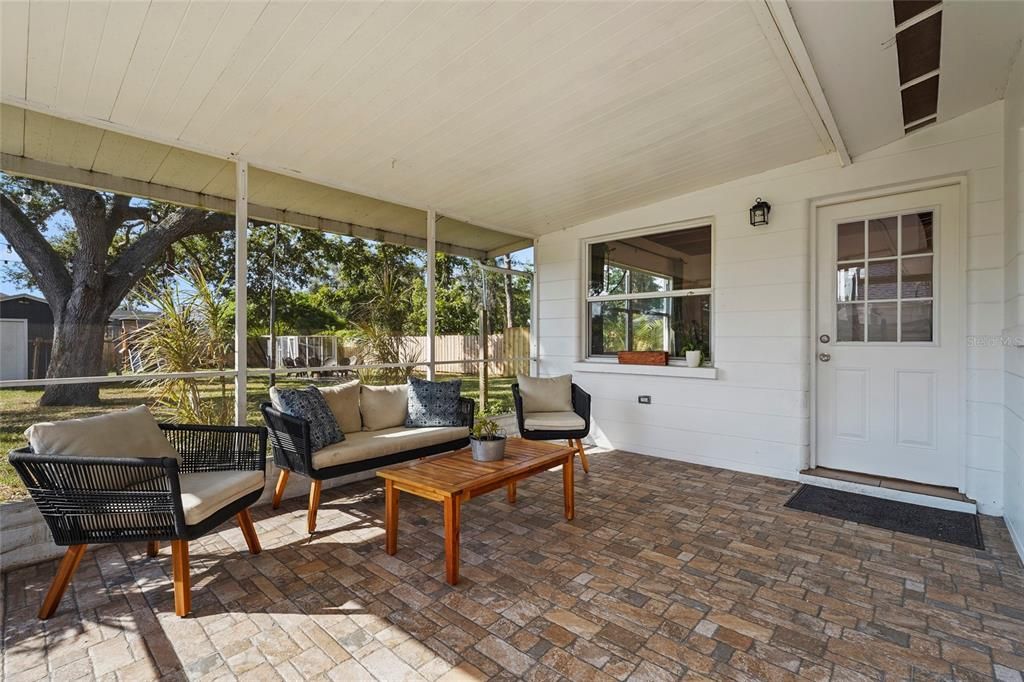 合同活跃: $432,000 (3 贝兹, 2 浴室, 1553 平方英尺)