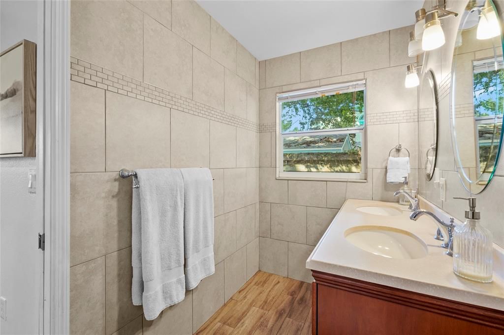 合同活跃: $432,000 (3 贝兹, 2 浴室, 1553 平方英尺)