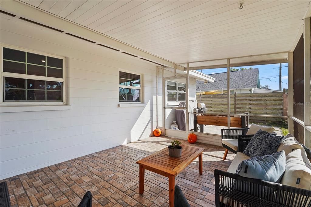 合同活跃: $432,000 (3 贝兹, 2 浴室, 1553 平方英尺)