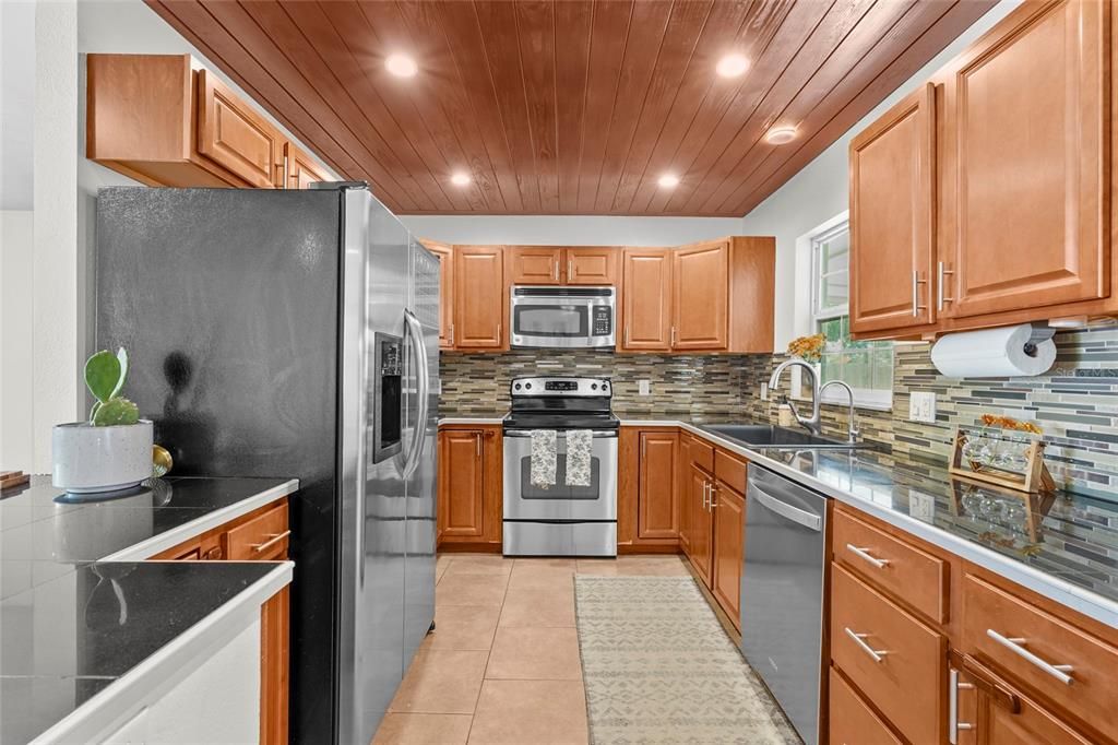 合同活跃: $432,000 (3 贝兹, 2 浴室, 1553 平方英尺)