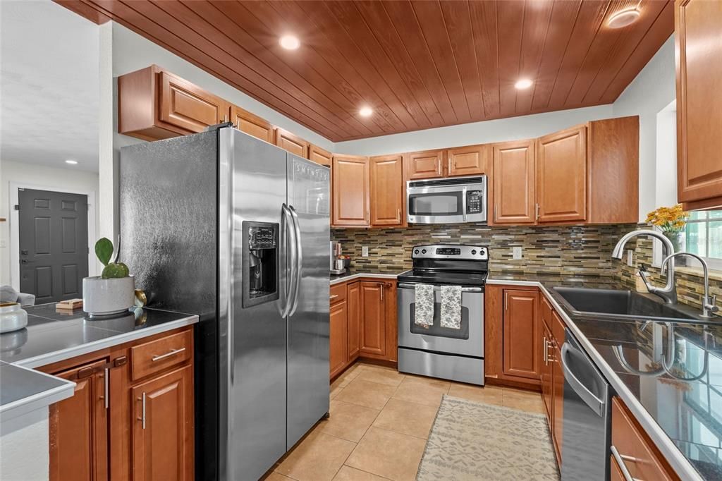 合同活跃: $432,000 (3 贝兹, 2 浴室, 1553 平方英尺)