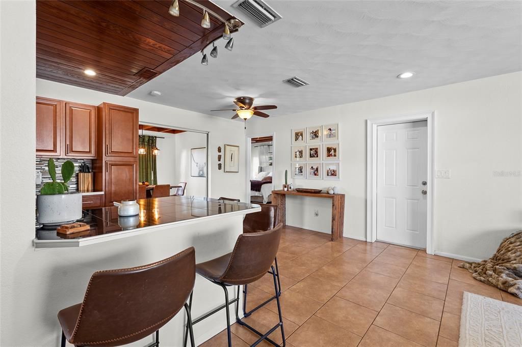 合同活跃: $432,000 (3 贝兹, 2 浴室, 1553 平方英尺)