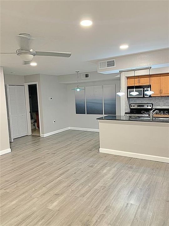 В аренду: $1,895 (2 спален, 2 ванн, 948 Квадратных фут)