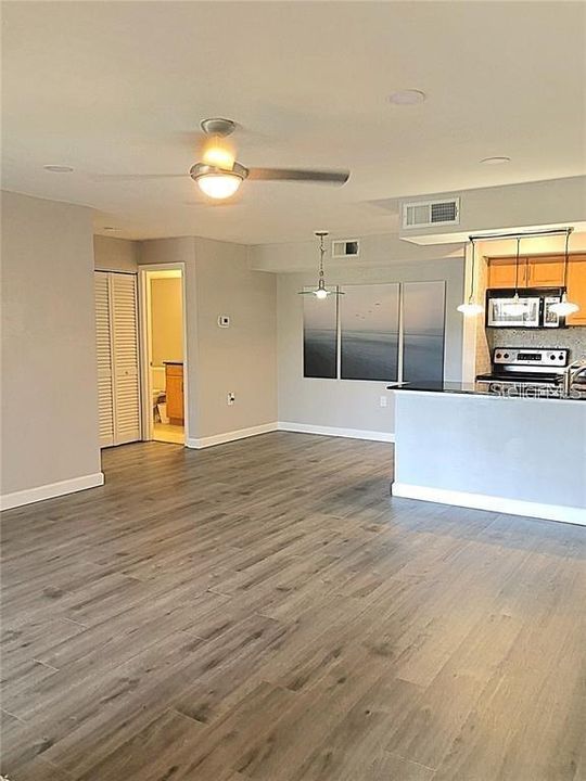 В аренду: $1,895 (2 спален, 2 ванн, 948 Квадратных фут)