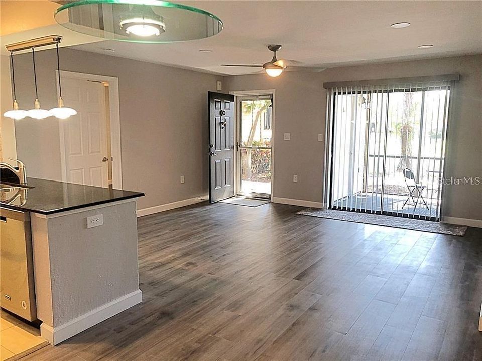 В аренду: $1,895 (2 спален, 2 ванн, 948 Квадратных фут)