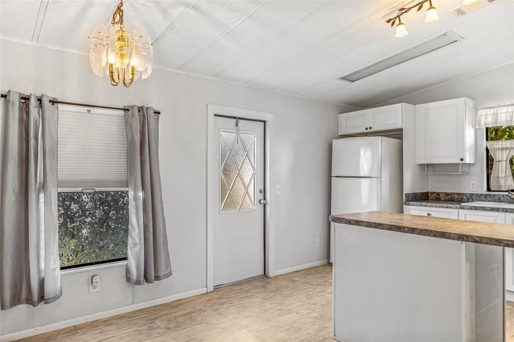 For Sale: $144,900 (2 beds, 2 baths, 1040 Square Feet)