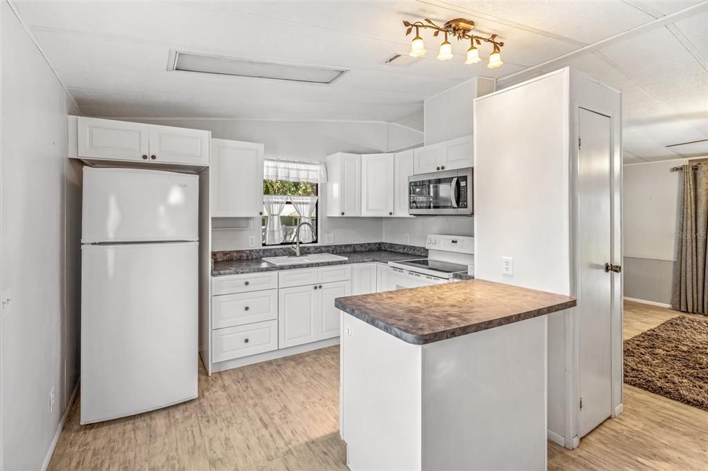 For Sale: $144,900 (2 beds, 2 baths, 1040 Square Feet)