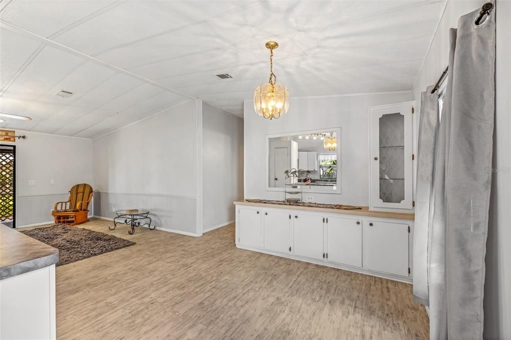 For Sale: $144,900 (2 beds, 2 baths, 1040 Square Feet)