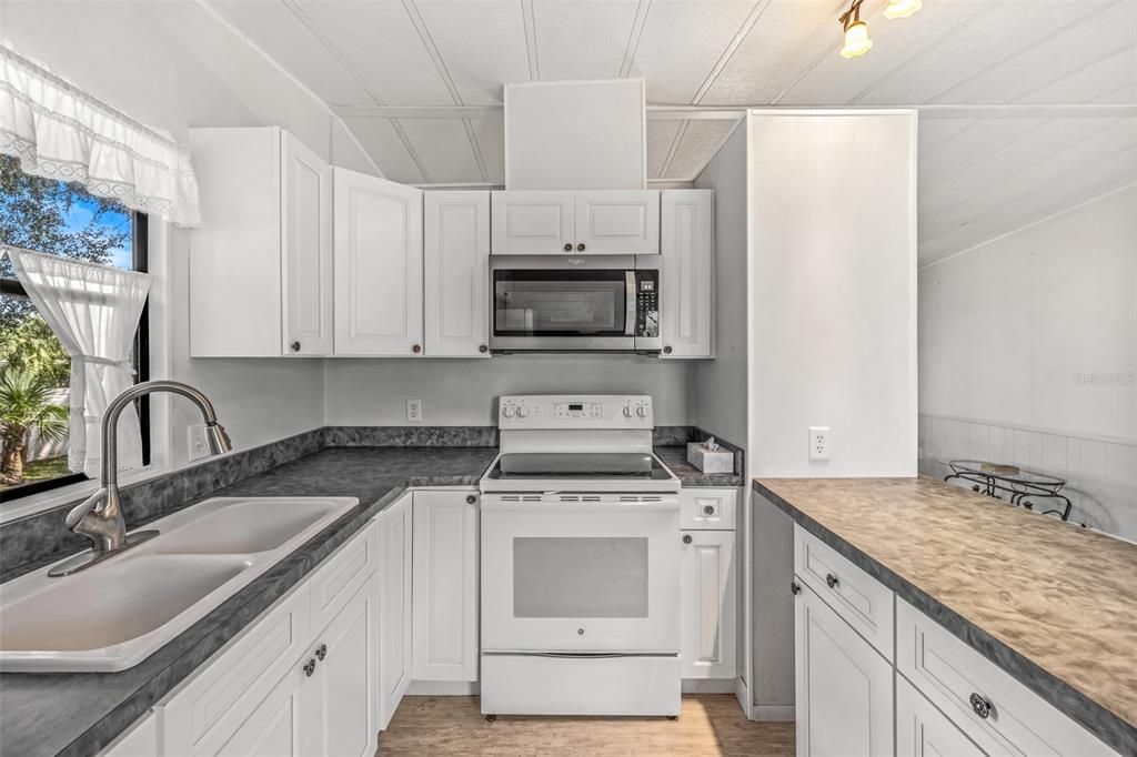 For Sale: $144,900 (2 beds, 2 baths, 1040 Square Feet)