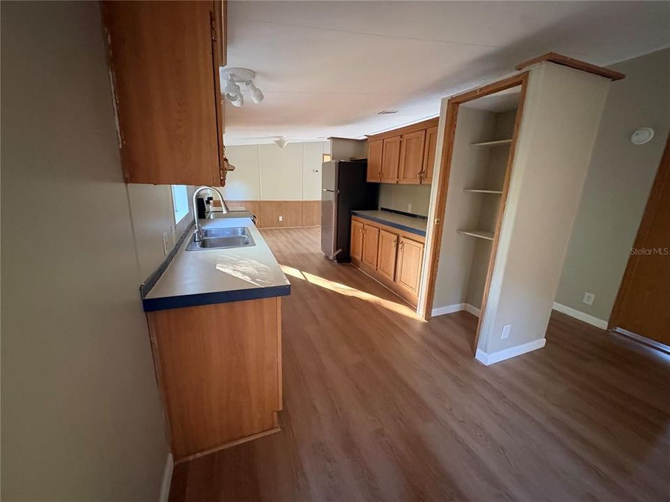 На продажу: $179,900 (5 спален, 2 ванн, 1836 Квадратных фут)