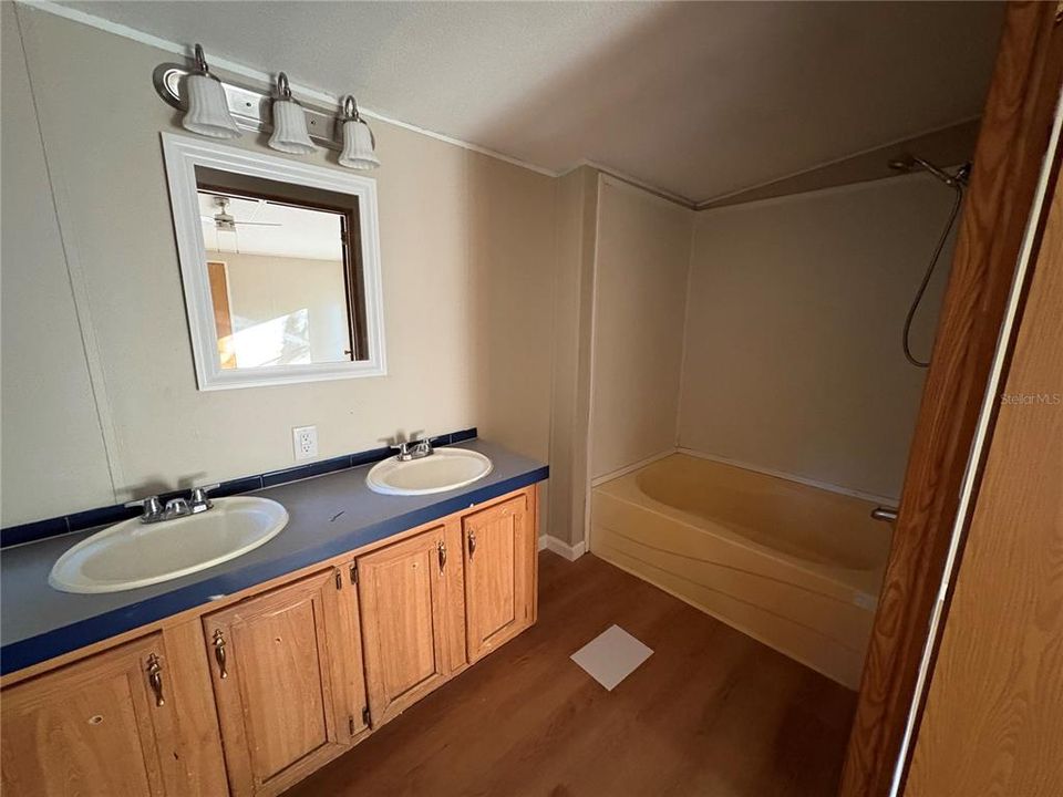 На продажу: $179,900 (5 спален, 2 ванн, 1836 Квадратных фут)