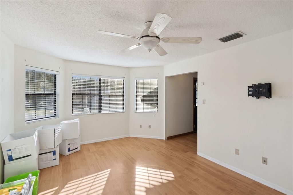 For Sale: $289,950 (3 beds, 3 baths, 1630 Square Feet)