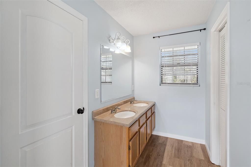 For Sale: $289,950 (3 beds, 3 baths, 1630 Square Feet)