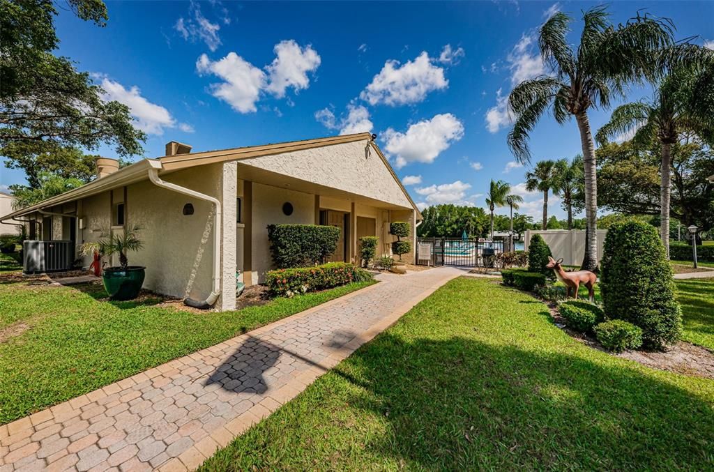 Active With Contract: $199,999 (2 beds, 2 baths, 1041 Square Feet)